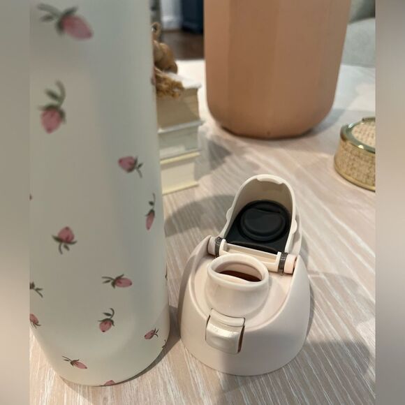 New in Box 20oz Tumbler Sip or Straw Spout Small Roses - Picture 3 of 3